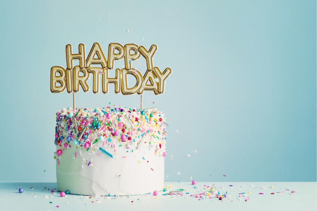 カラフルな飾りとHAPPY BIRTHDAY文字のケーキ。