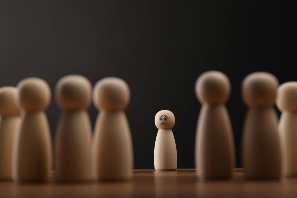 人混みにいても孤独を感じる人物を表現した木製人形