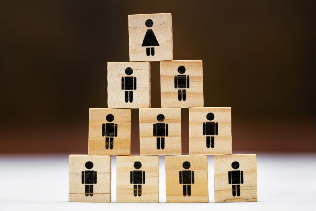 木製ブロックで表現された人口ピラミッド、世代構造の変化の概念。