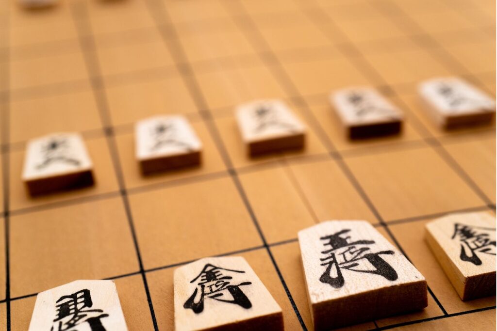 将棋の盤上に並ぶ駒、手前に「寿」の駒