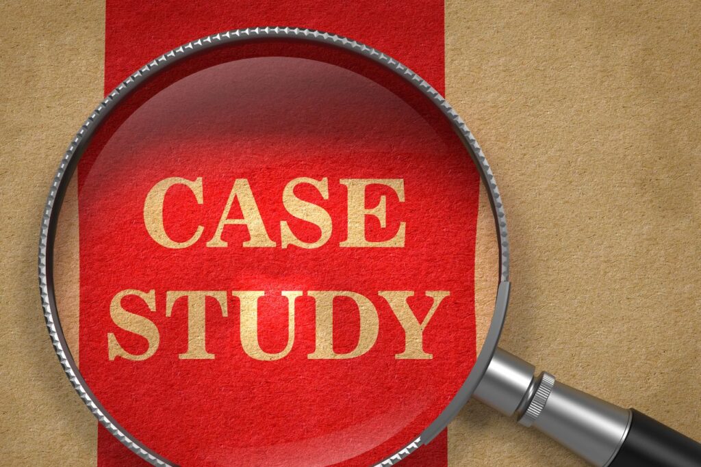 拡大鏡で強調されたCASE STUDYの文字