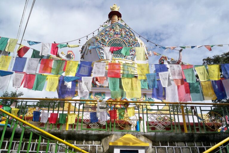 チベット仏教の寺院と五色の祈祷旗が揺れる風景。