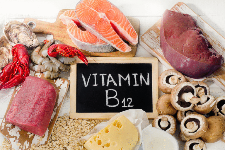 ビタミンB12を多く含む食品（魚、レバー、肉、エビ、カキ、チーズ、キノコ）