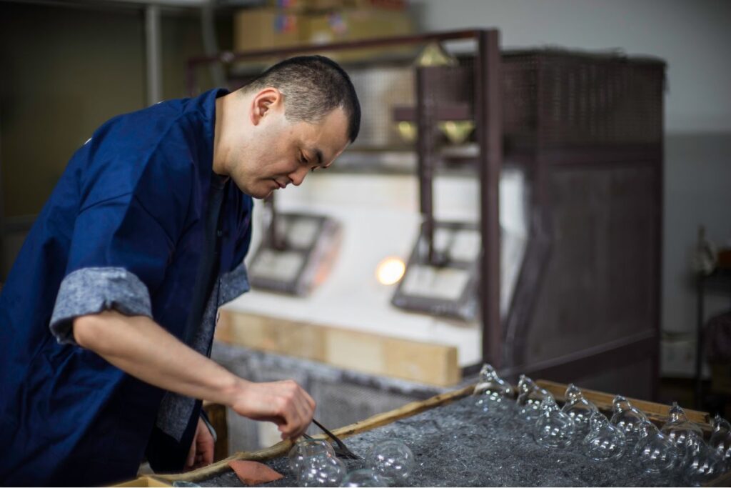 工房でガラス製品を作る職人