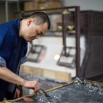 工房でガラス製品を作る職人