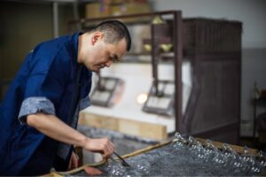 工房でガラス製品を作る職人