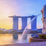 シンガポールの象徴マーライオン像とマリーナベイ・サンズを背景にした朝日の風景