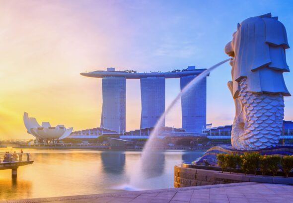 シンガポールの象徴マーライオン像とマリーナベイ・サンズを背景にした朝日の風景