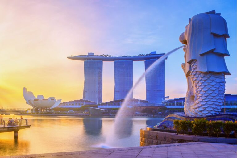 シンガポールの象徴マーライオン像とマリーナベイ・サンズを背景にした朝日の風景